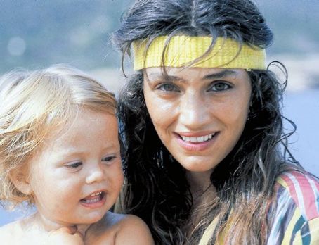 Who is Ángela Molina dating? Ángela Molina boyfriend, husband