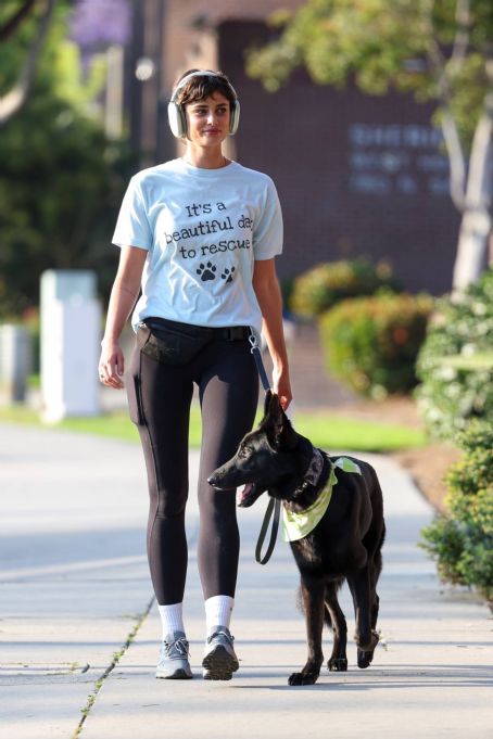 Taylor Hill – Seen Walking her dog in West Hollywoodl5GPxG - FamousFix