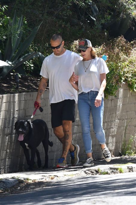 Robin Wright – Gets some fresh air at the dog park in Pacific Palisades