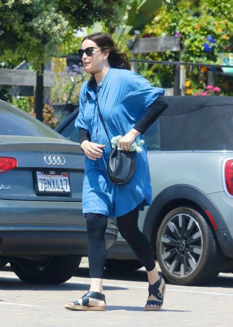 Liv Tyler – Steps out for lunch in Malibu