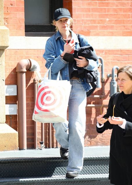 Carey Mulligan – Wears denim while out in New York