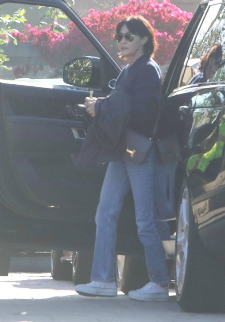 Shannen Doherty – Seen with her mom at Zoho restaurant in Malibu