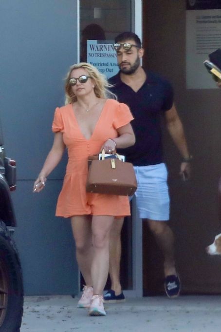 Britney Spears – Puts her diamond engagement ring on display at LAX in Los Angeles
