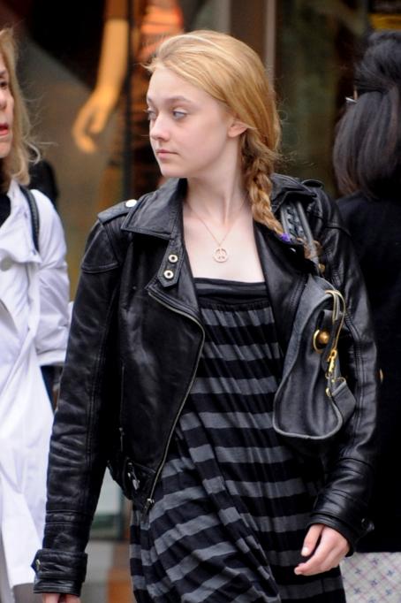 Dakota Fanning Shopping With Her Mom On Mothers Day In Vancouver Famousfix 5879