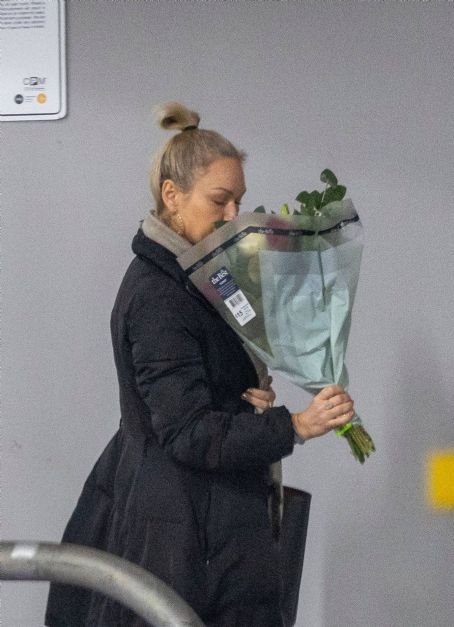 Kristina Rihanoff – Spotted with flowers while out in London