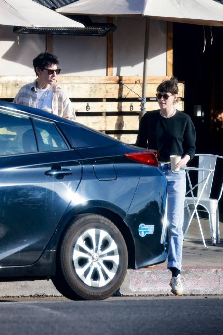 Kristen Stewart – Meeting a friend for coffee in Los Feliz