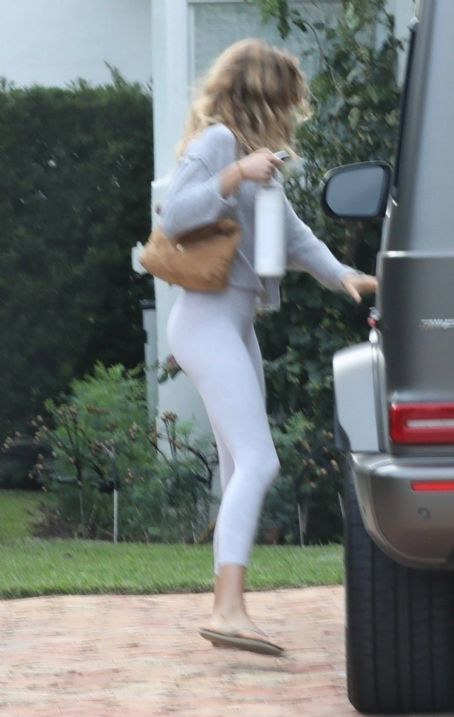 Gisele Bundchen Seen Stepping Out From Her Residence In Miami Famousfix 2795