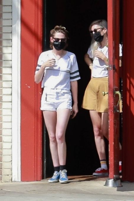 Kristen Stewart and Dylan Meyer – Out for a lunch at Little Dom’s in