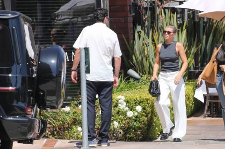 Sofia Richie – With her fiance Elliot Grainge go to lunch at Toscana in
