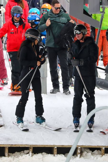 Lauren Sanchez – Hits the slopes in Aspen