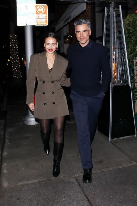 Jessica Alba – Leaves after a romantic dinner at Mr Chow in Beverlys Hills