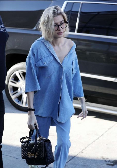 Hailey Baldwin – Heads for lunch in West Hollywood