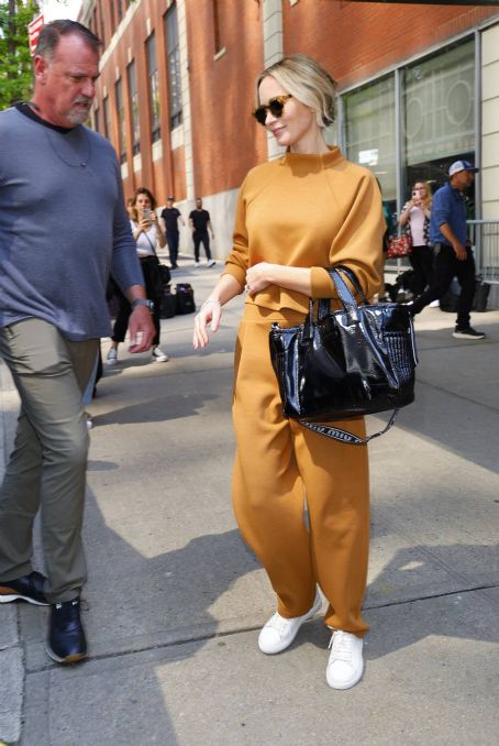 Emily Blunt – Arrive at the Drew Barrymore show in New York