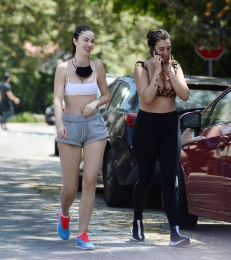 Jayde Nicole in Shorts and Sports Bra – hiking with some girlfriends in the  Hollywood Hills - FamousFix.com post