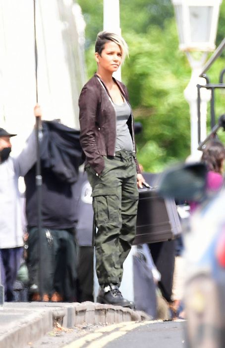 Halle Berry – On the set of ‘Our Man from Jersey’ on London’s Albert Bridge