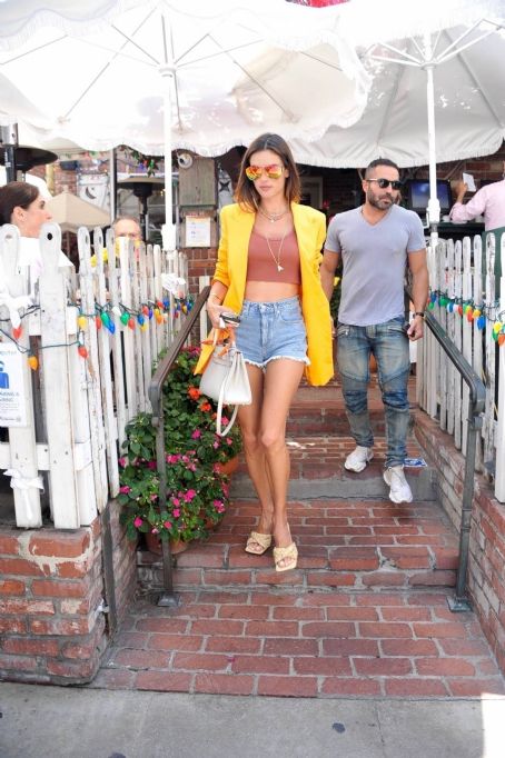 Alessandra Ambrosio Pictured At The Ivy For Lunch In Beverly Hills Famousfix Com Post