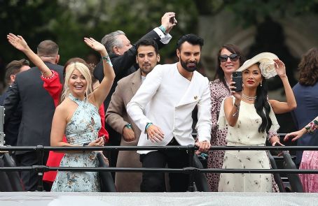 Nicole Scherzinger – With Holly Willoughby On an open top bus at the Platinum Jubilee Pageant