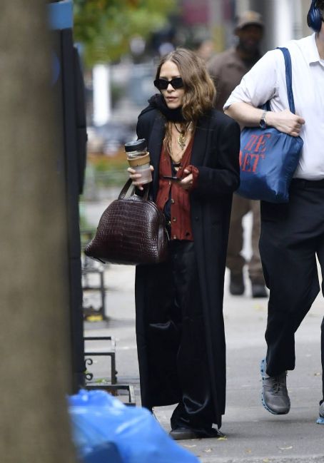 Who is Mary-Kate Olsen dating? Mary-Kate Olsen boyfriend, husband