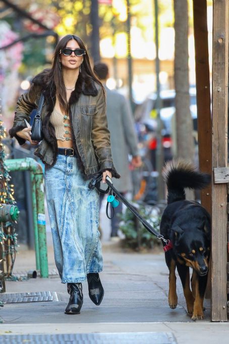 Emily Ratajkowski – Taking her dog for a stroll in New York