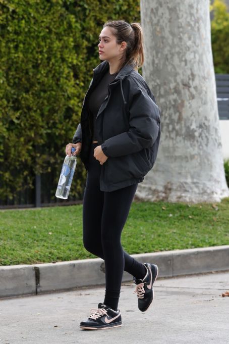 Amelia Hamlin – Out in ALO Yoga leggings and Nike Dunks in West Hollywood -  FamousFix.com post