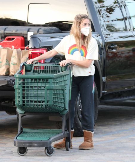 Denise Richards – Shopping at Whole Foods in Malibu - FamousFix