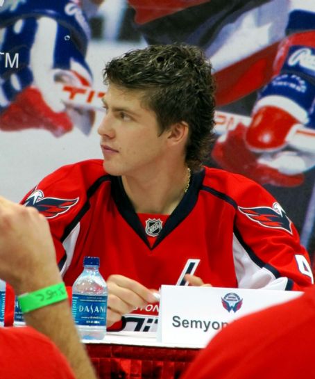 Who is Semyon Varlamov dating? Semyon Varlamov girlfriend, wife