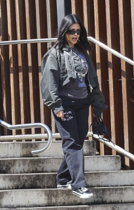 Kourtney kardashian clearance yeezy 700