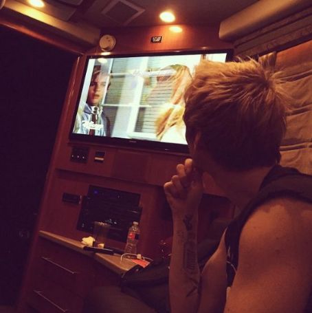 Aaron Carter Watches His Lizzie McGuire Episode Featuring Ex Hilary Duff