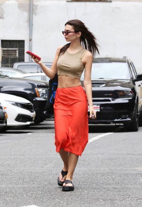 Emily Ratajkowski – out and about in Manhattan’s TriBeCa area