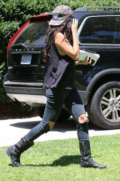 Selena Gomez stops by her acting coaches house in Beverly Hills ...