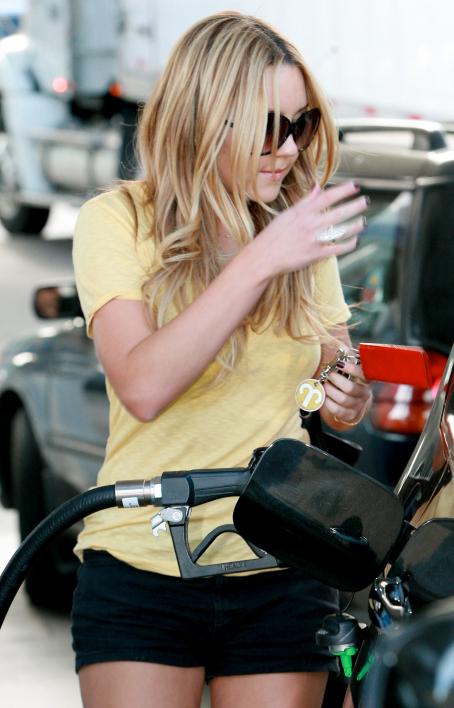 Amanda Bynes - Makes A Pit Stop For Some Gasoline And A Diet Coke In ...