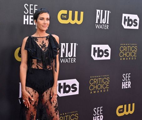 Kristen Wiig – Red carpet at 2022 Critics Choice Awards in LA