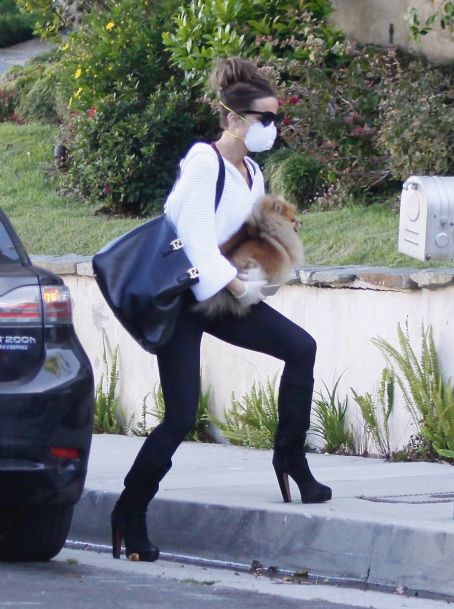 Kate Beckinsale – Arrives back to her home in Pacific Palisades - FamousFix