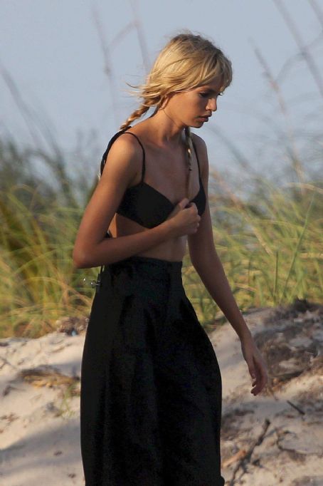 Stella Maxwell – Spotted at Miami Beach