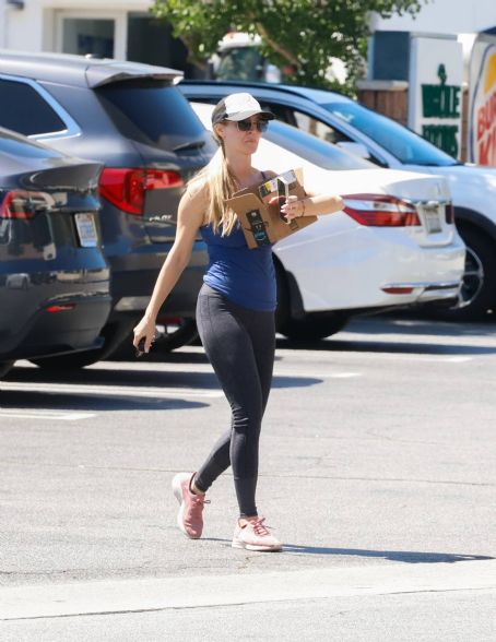 Joanna Krupa – Running errands in Los Angeles