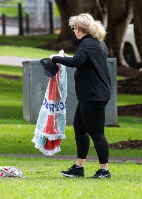 Rebel Wilson – Workout in a Sydney park