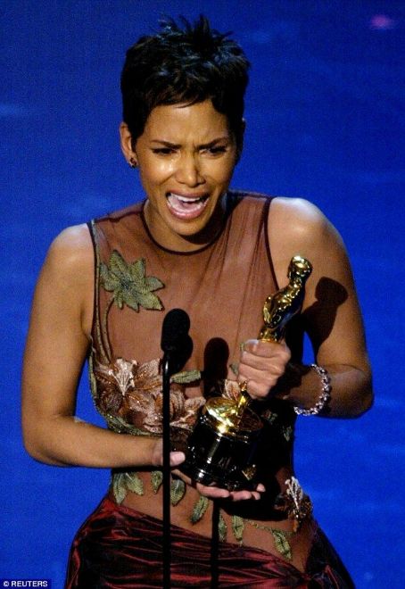 Halle Berry At The 74th Annual Academy Awards (2002) | Halle Berry ...