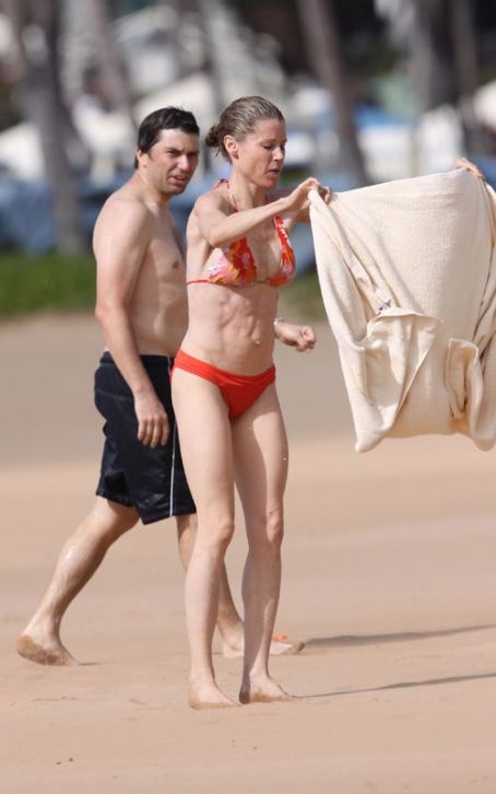 Onderdrukker Echt Op risico Julie Bowen: “Modern Family” Bikini Babe - FamousFix.com post