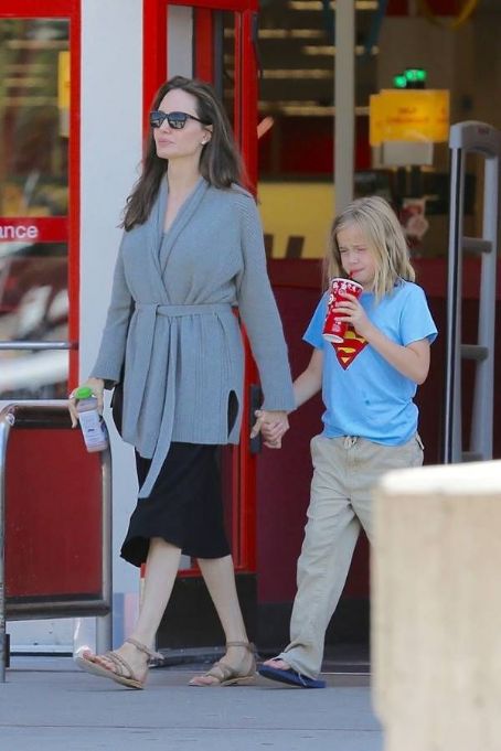 Angelina Jolie walks with daughters in Los Angeles (August 18, 2017)