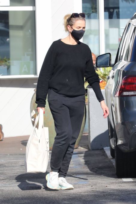 Cameron Diaz – In all-black running errands in Bel Air | Cameron Diaz
