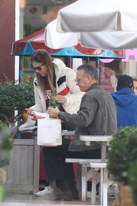 Rita Wilson – Shopping at Brentwood Country Mart
