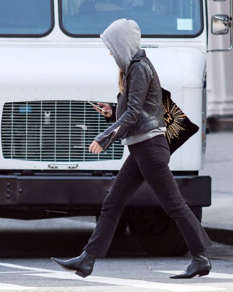 Olivia Wilde – Seen on a stroll in New York