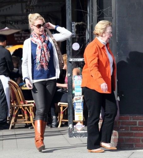 Katherine Heigl: out for lunch with her mom in Los Feliz