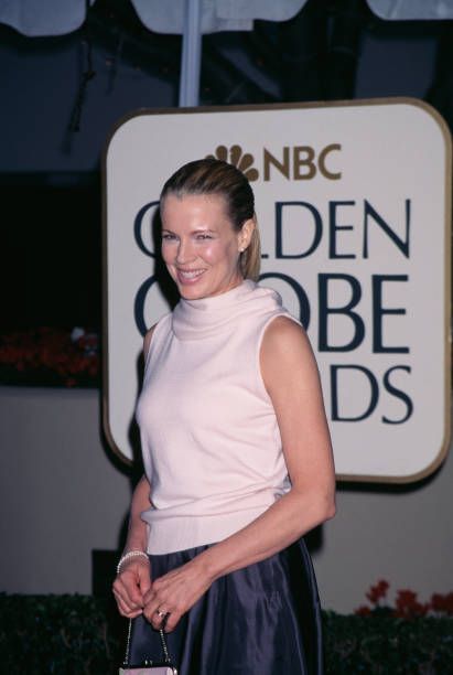 Kim Basinger arrives The 56th Annual Golden Globe Awards (1999)