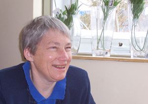 Linda Smith (novelist)
