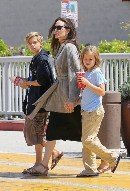 Angelina Jolie walks with daughters in Los Angeles (August 18, 2017)