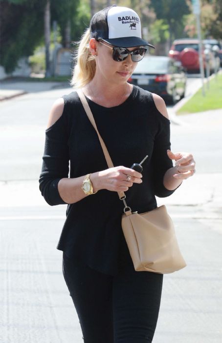 Katherine Heigl – Out in Los Angeles