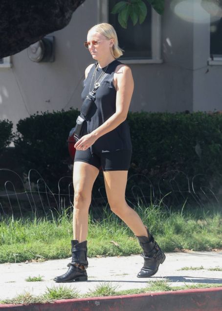 Malin Akerman – Arrives at a friend’s house in Los Angeles
