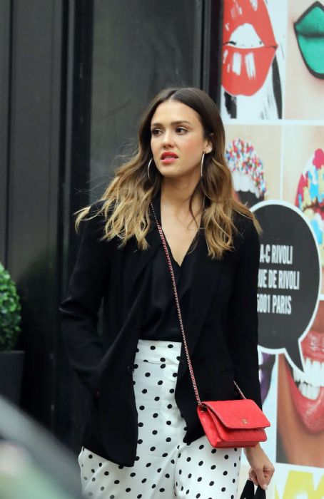 Jessica Alba Shopping at Robert Clergery and Roger Gallet in