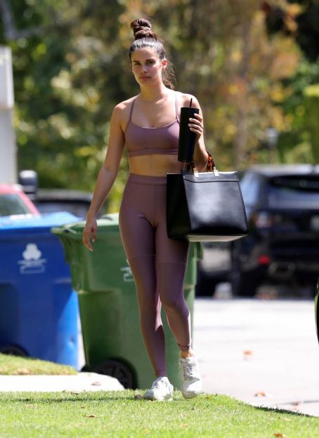 Sara Sampaio rocks a white crop top and leggings for her Pilates